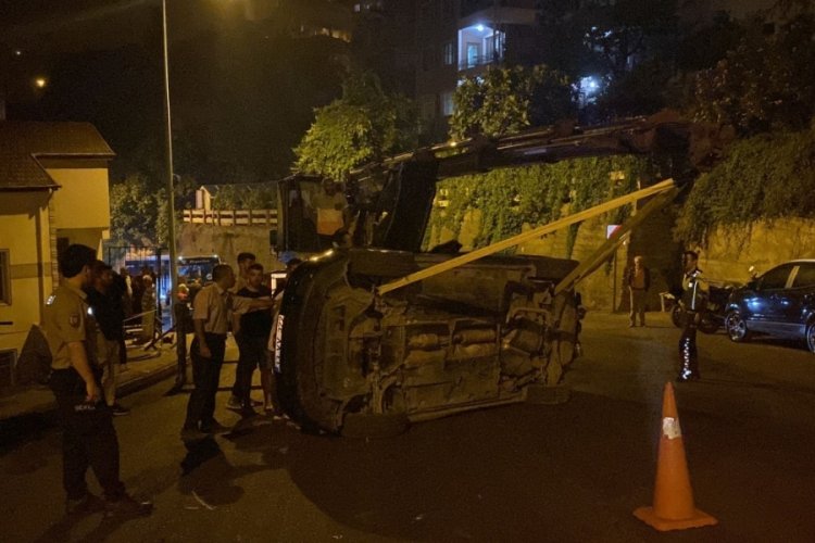 Zonguldak'ta silahlı saldırıdan ka&ccedil;maya &ccedil;alışan adam aracıyla evin &ccedil;atısına u&ccedil;tu