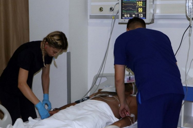 Doktor yoğun bakımda! Hasta yakınları demir sopayla saldırdı