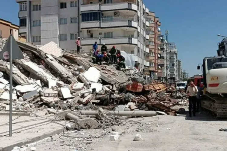 Hasarlı bina yıkım sırasında &ccedil;&ouml;kt&uuml;: Operat&ouml;r enkaz altında kaldı!