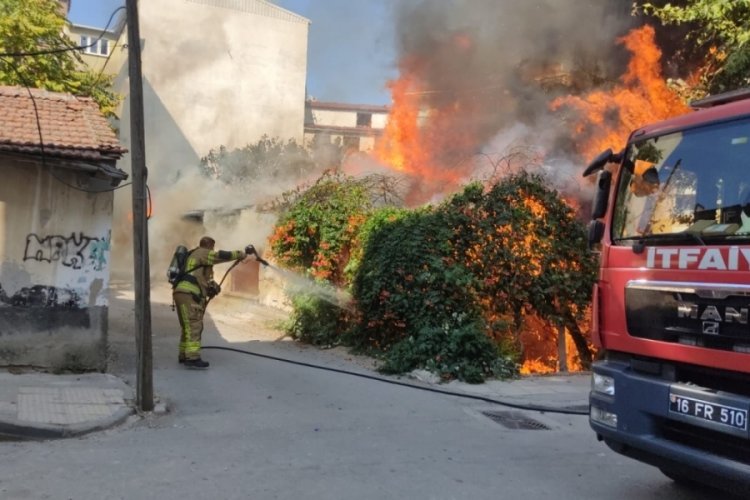 Bursa Orhangazi'de trafodan &ccedil;ıkan yangın evi k&uuml;le &ccedil;evirdi