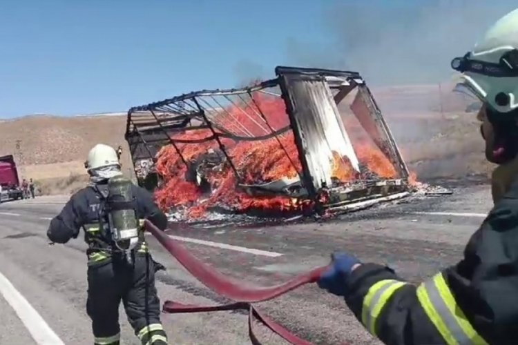 Sivas'ta &ccedil;ocuk bezi ve ıslak mendil y&uuml;kl&uuml; tır alev alev yandı