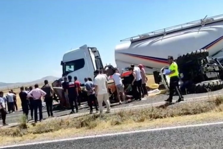 Aksaray'da tır trakt&ouml;re &ccedil;arptı: 1 &ouml;l&uuml;