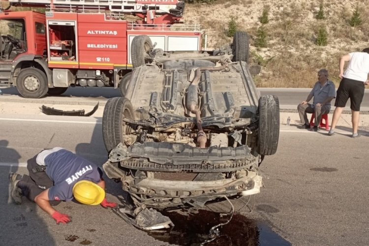 K&uuml;tahya'da takla atan otomobilden yara almadan kurtuldular