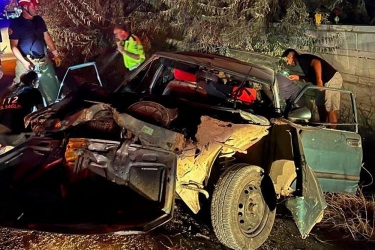 Balıkesir'de otomobil yol kenarındaki ağa&ccedil;lara &ccedil;arptı