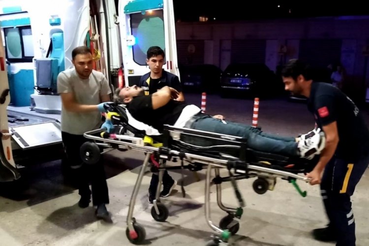 Bursa'da parkta iki grup arasında bı&ccedil;aklı kavga: 3 yaralı