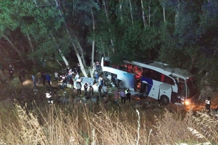 Yozgat'ta otob&uuml;s şarampole yuvarlandı: 11 &ouml;l&uuml;, 16 yaralı