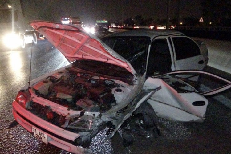 Adana'da otoyolda otomobiller &ccedil;arpıştı