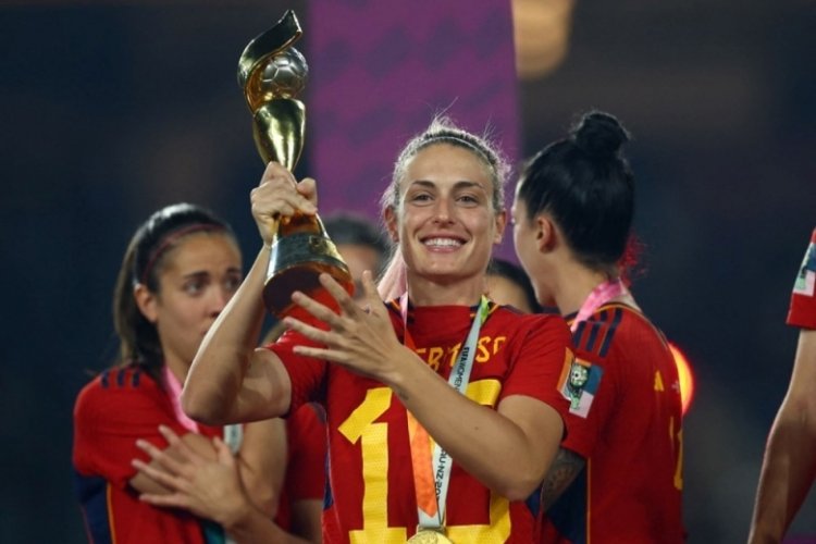 Kupa t&ouml;reninde skandal hareket! Futbolcuyu dudağından &ouml;pt&uuml;