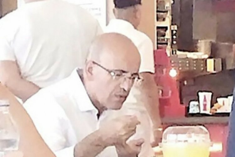 Bakan Mehmet Şimşek, AVM'de tek başına kumpir yerken g&ouml;r&uuml;nt&uuml;lendi