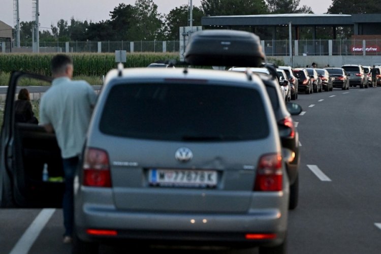Yunanistan'daki yangın nedeniyle kapatılan İpsala Sınır Kapısı yeniden a&ccedil;ıldı