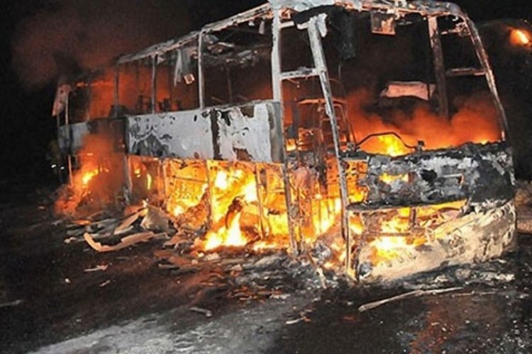 Pakistan'da kaza yapan otob&uuml;s alev aldı! 20 kişi yanarak can verdi