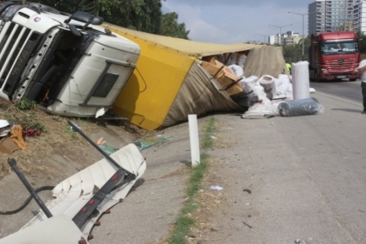 Adana'da kamyon devrildi