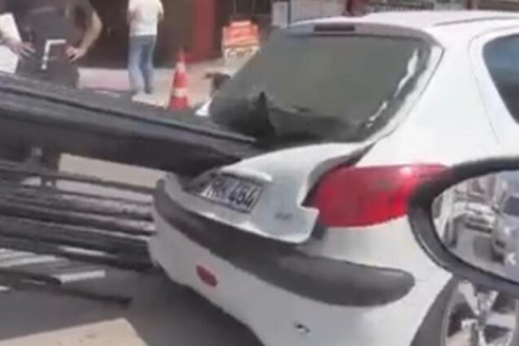 Adana'da ani fren yapan kamyonetteki demir borular otomobile saplandı!