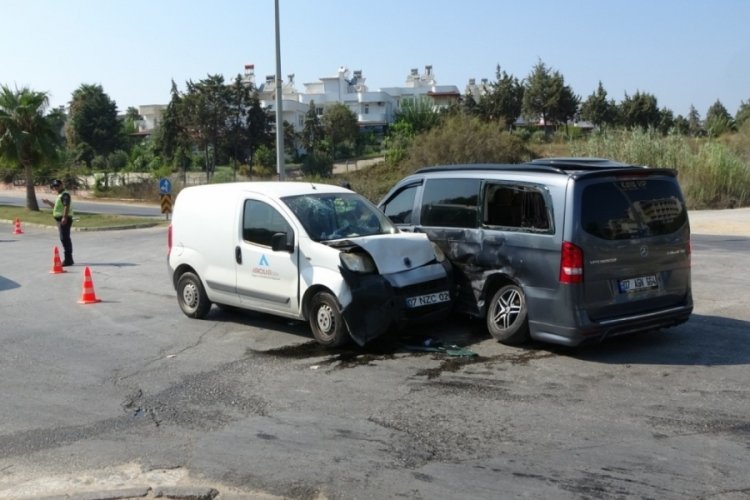 Antalya'da tur minib&uuml;s&uuml; ile hafif ticari ara&ccedil; &ccedil;arpıştı