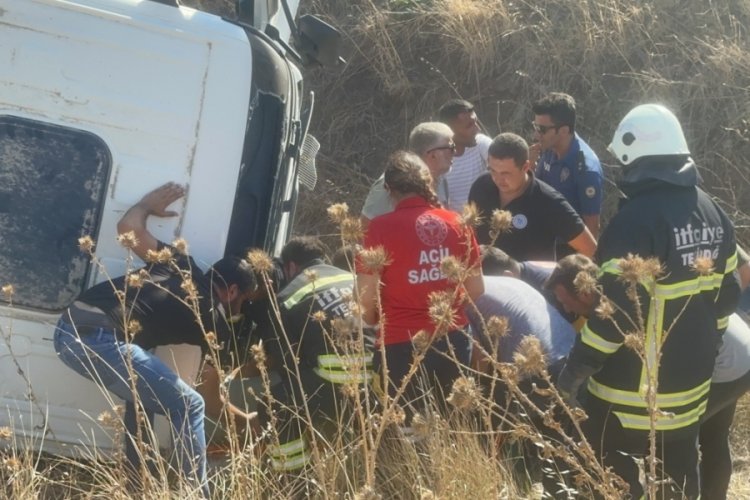 Tekirdağ'da karşı şeride ge&ccedil;en kamyon devrildi