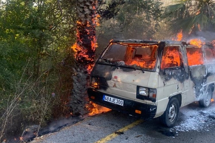 Muğla'da park halindeki panelvan alev alev yandı