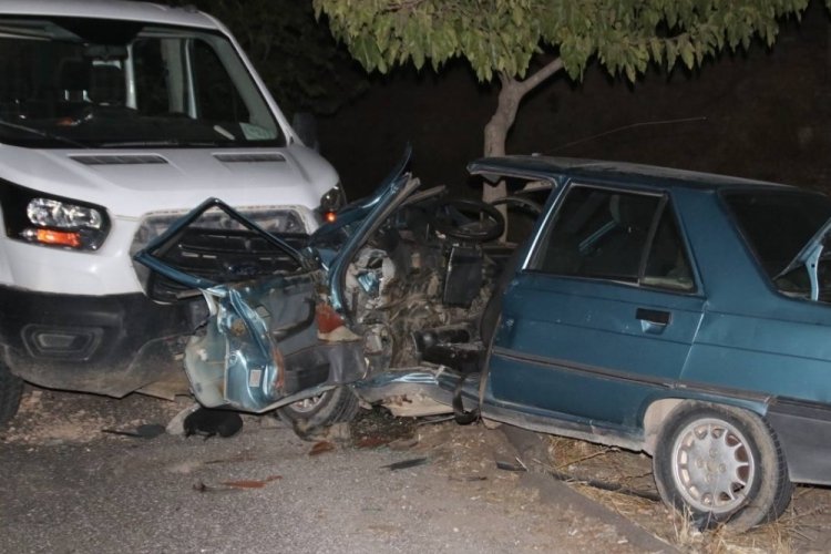 Şanlıurfa'da otomobil ile kamyonet &ccedil;arpıştı