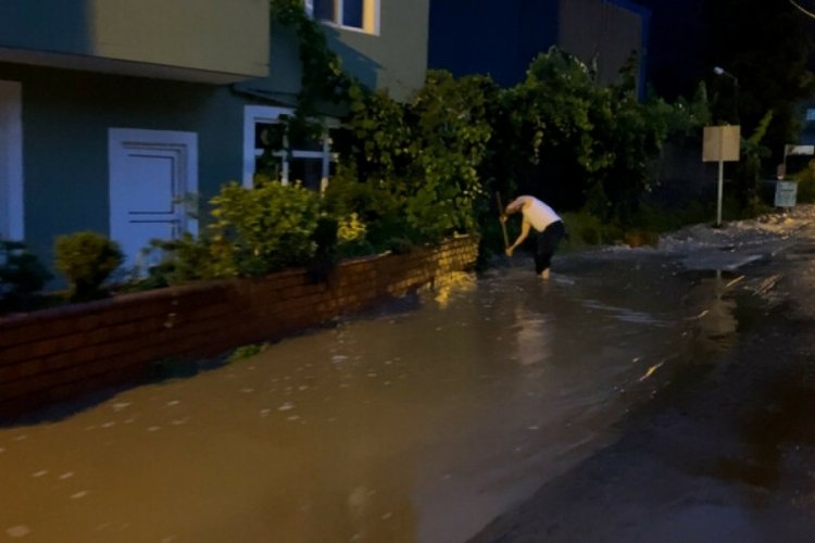 Rize'de heyelan y&uuml;z&uuml;nden 3 katlı bina ve bitişiğindeki m&uuml;stakil ev boşaltıldı!