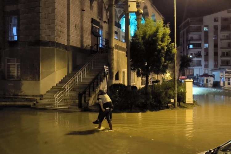 Artvin'de dereler cadde ve sokakları g&ouml;le &ccedil;evirdi!