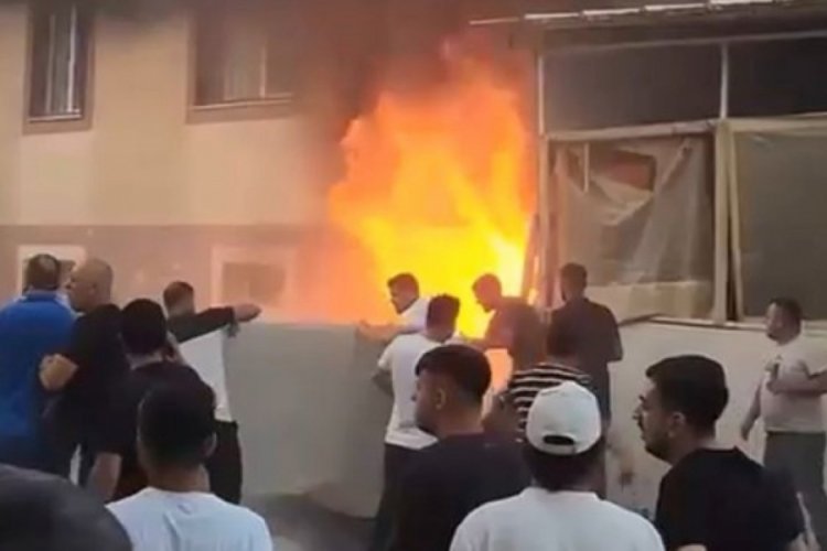 İzmir'de depoda yangın &ccedil;ıktı! 8 kişi dumandan etkilendi