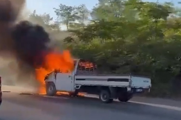 Bursa'da seyir halindeki kamyonet alev alev yandı
