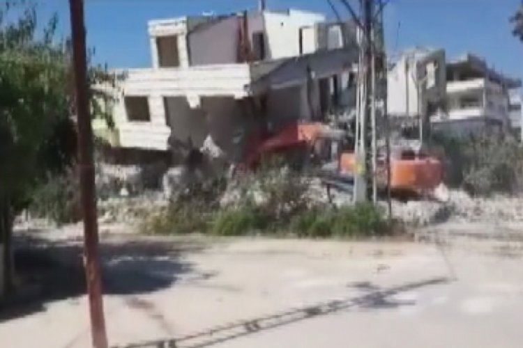Hatay'da yıkım esnasında iş makinasının &ccedil;&ouml;kt&uuml;ğ&uuml; anlar kamerada
