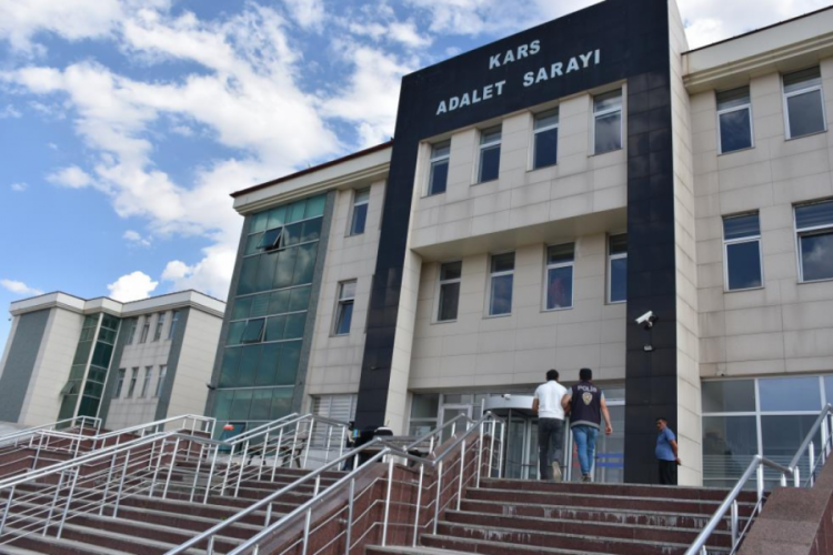 Kars'ta g&ouml;&ccedil;men ka&ccedil;ak&ccedil;ıları tutuklandı