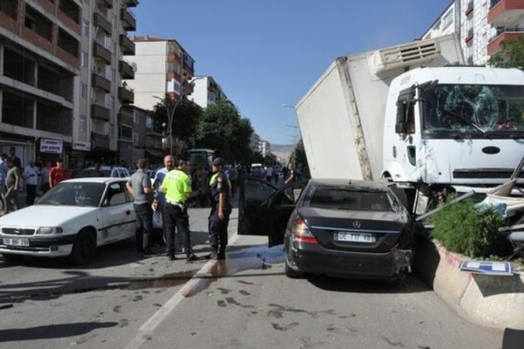 Yozgat'ta freni patlayarak kontrolden &ccedil;ıkan bir kamyon 8 araca &ccedil;arptı!