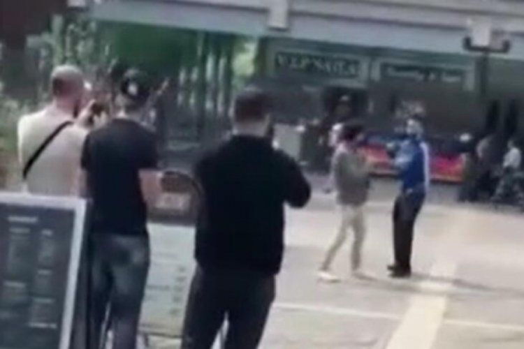 Kur'an-ı Kerim yakan provokat&ouml;r sokak ortasında dayak yedi