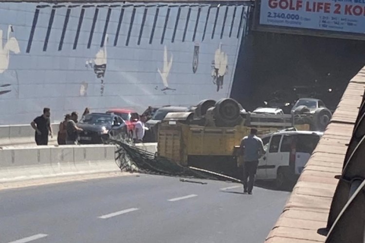 Ankara'da alt ge&ccedil;ide kamyon d&uuml;şt&uuml;