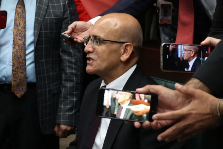Bakan Şimşek'ten, "&ouml;ğrencilere vergisiz telefon" a&ccedil;ıklaması