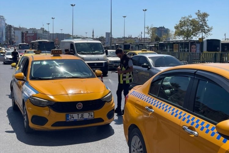 İstanbul Kadık&ouml;y'de taksicilere y&ouml;nelik denetim yapıldı