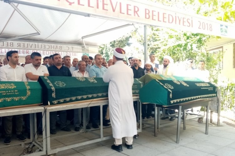 Anne, baba ve kardeşinin tabutuna sarılıp ağladı