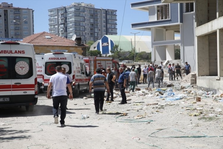 Nevşehir'de inşaat iskelesi &ccedil;&ouml;kt&uuml;! 1&ouml;l&uuml;, 2 yaralı