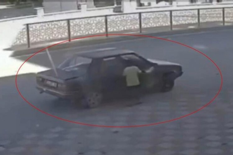 Elazığ'da kapısı a&ccedil;ık bırakılan otomobile binen &ccedil;ocuk kazaya neden oldu!