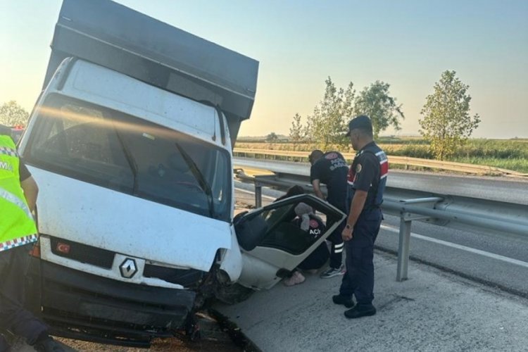 Bursa'da yağmur suyu kanalına devrilen kamyonetin s&uuml;r&uuml;c&uuml;s&uuml; &ouml;ld&uuml;