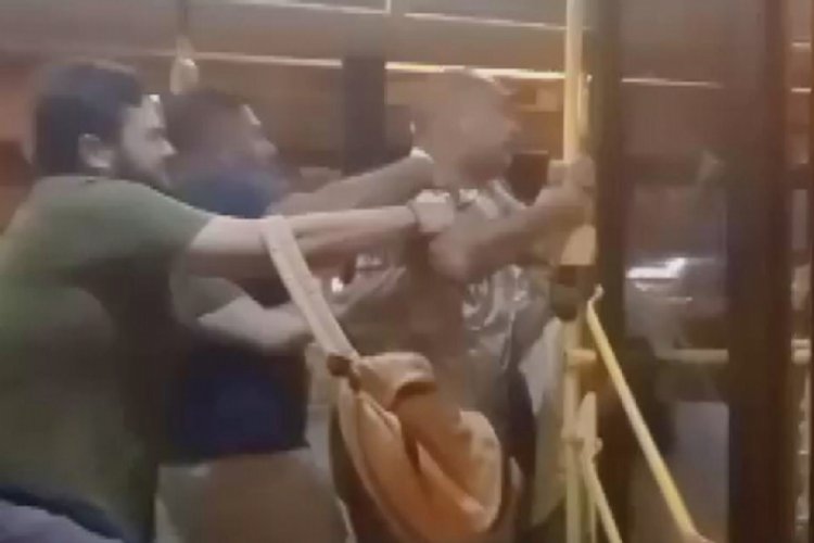 Bebekli kadına saldırdı, otob&uuml;sten yaka pa&ccedil;a atıldı!