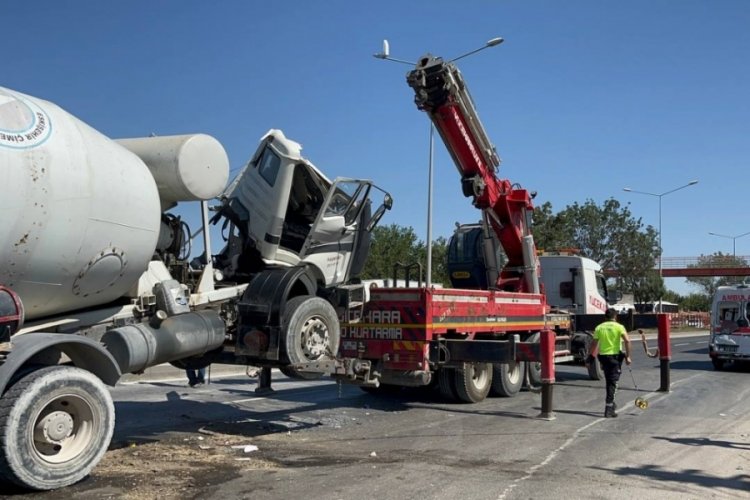 Beton mikseri &ouml;nce yolcu otob&uuml;s&uuml;ne, sonra ambulansa &ccedil;arptı! 14 yaralı