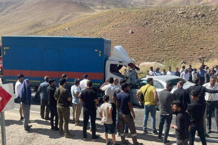 Hakkari'de otomobille kamyonet &ccedil;arpıştı: 2 &ouml;l&uuml;, 2 yaralı