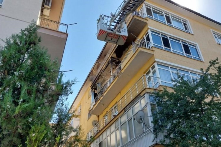 Balkonda patlayan buzdolabı yangına sebep oldu