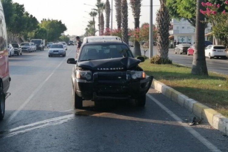 Antalya'da  yayaya yol veren kamyonete otomobil &ccedil;arptı! 2 yaralı