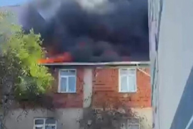 İstanbul'da 2 katlı binada yangın &ccedil;ıktı