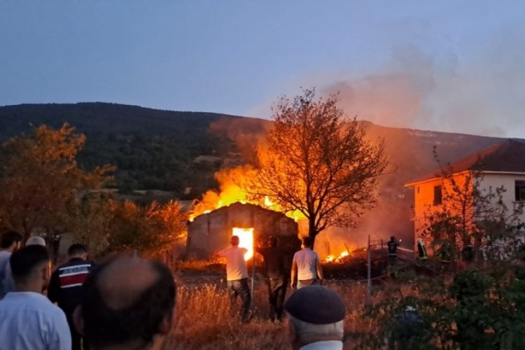 Kastamonu'da &ccedil;ıkan yangında ev, samanlık ve r&ouml;mork alev alev yandı