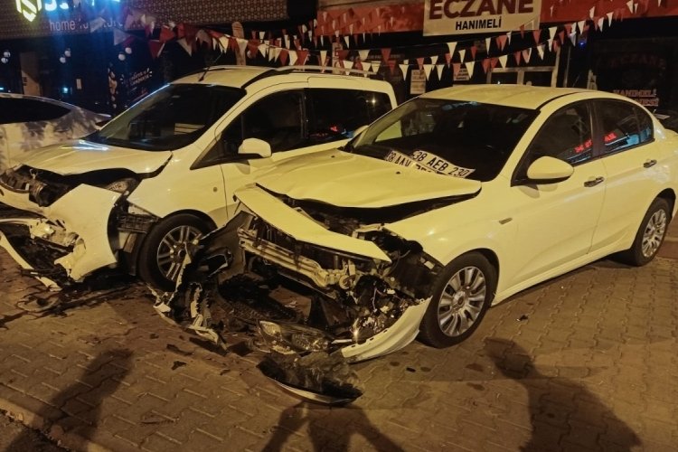 Kayseri'de kontrolden &ccedil;ıkan otomobil, park halindeki otomobillere &ccedil;arpıp yan yattı