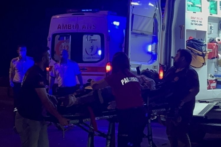 Zonguldak'ta bir ara&ccedil; trafik ışıklarında bekleyen ara&ccedil;lara &ccedil;arptı: 1'i ağır 3 yaralı