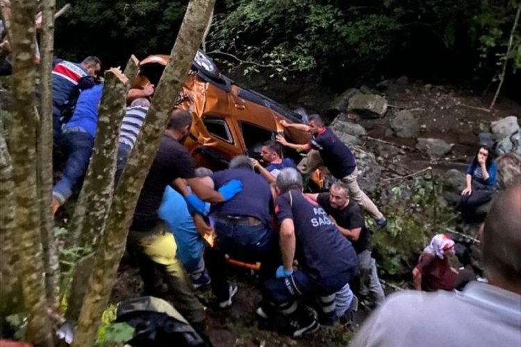 Giresun'da otomobil dere yatağına devrildi: 1 &ouml;l&uuml;, 4 yaralı