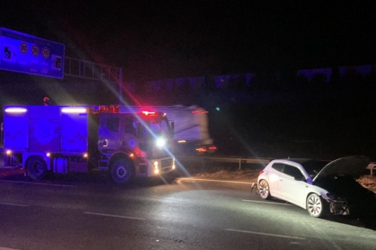 Tekirdağ'da direksiyon hakimiyetini kaybeden s&uuml;r&uuml;c&uuml; y&ouml;n tabelasına &ccedil;arptı