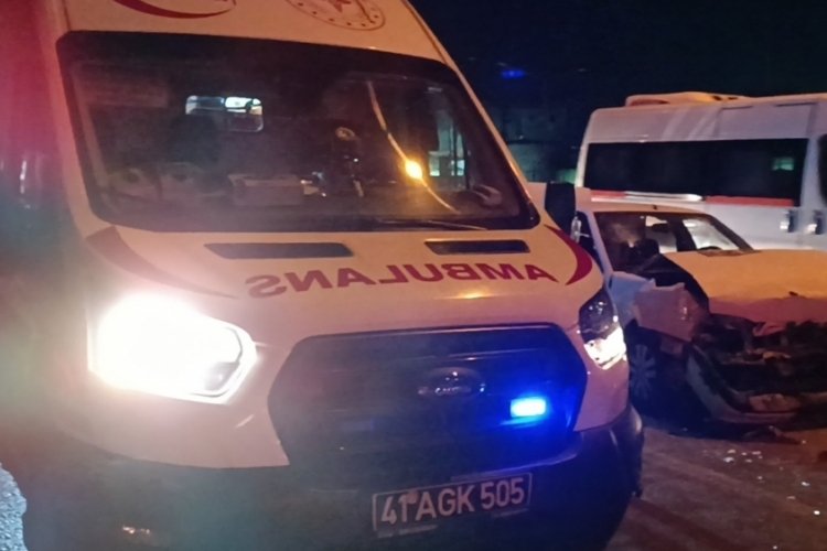 Kocaeli'nde otomobil, kırmızı ışıkta duran araca &ccedil;arptı