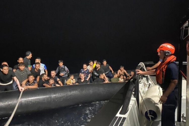 İzmir a&ccedil;ıklarında 32 d&uuml;zensiz g&ouml;&ccedil;men yakalandı!