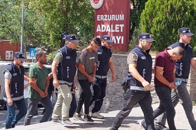 G&ouml;&ccedil;men ka&ccedil;ak&ccedil;ılığı yapan şahıslar polisten ka&ccedil;amadı